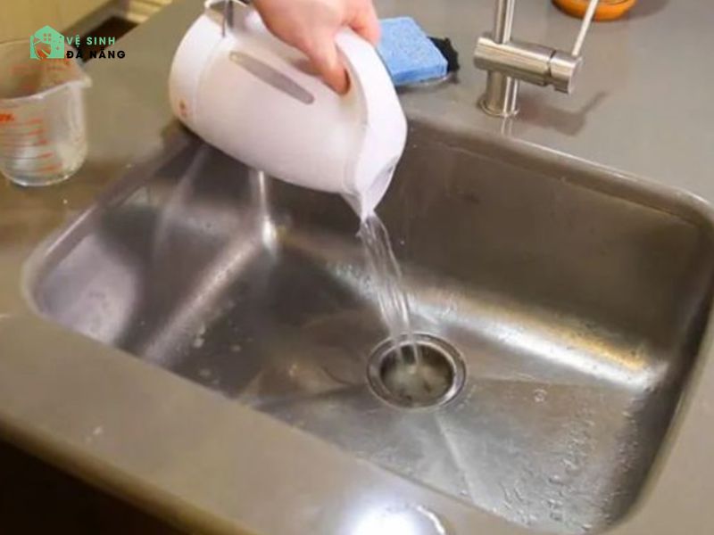 Đổ nước sôi vào đường ống nhựa cũ