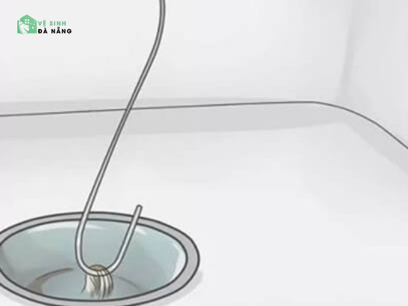 Dùng vật cứng, sắc nhọn chọc ngoáy